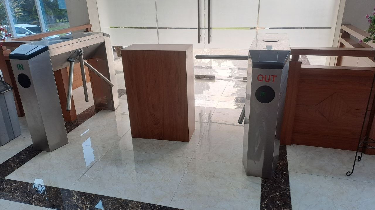 Akses masuk/keluar gedung utama